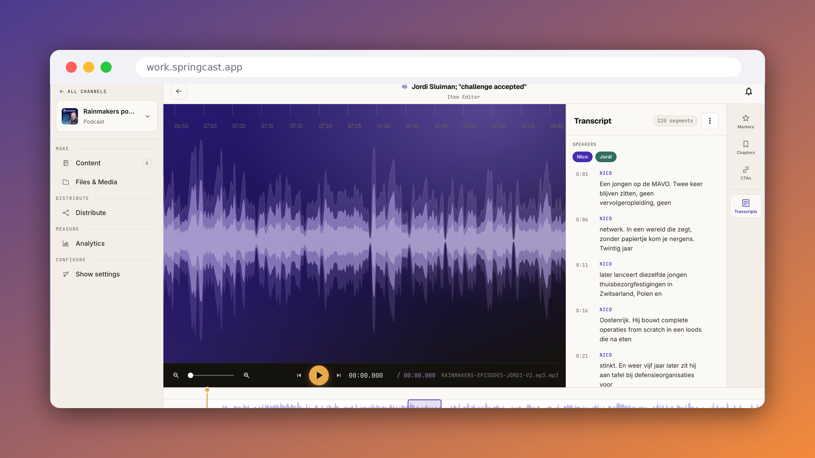 De transcript-editor in Springcast toont naast de audiogolfvorm het volledige transcript van een aflevering, met sprekerlabels en een tijdstempel per segment.