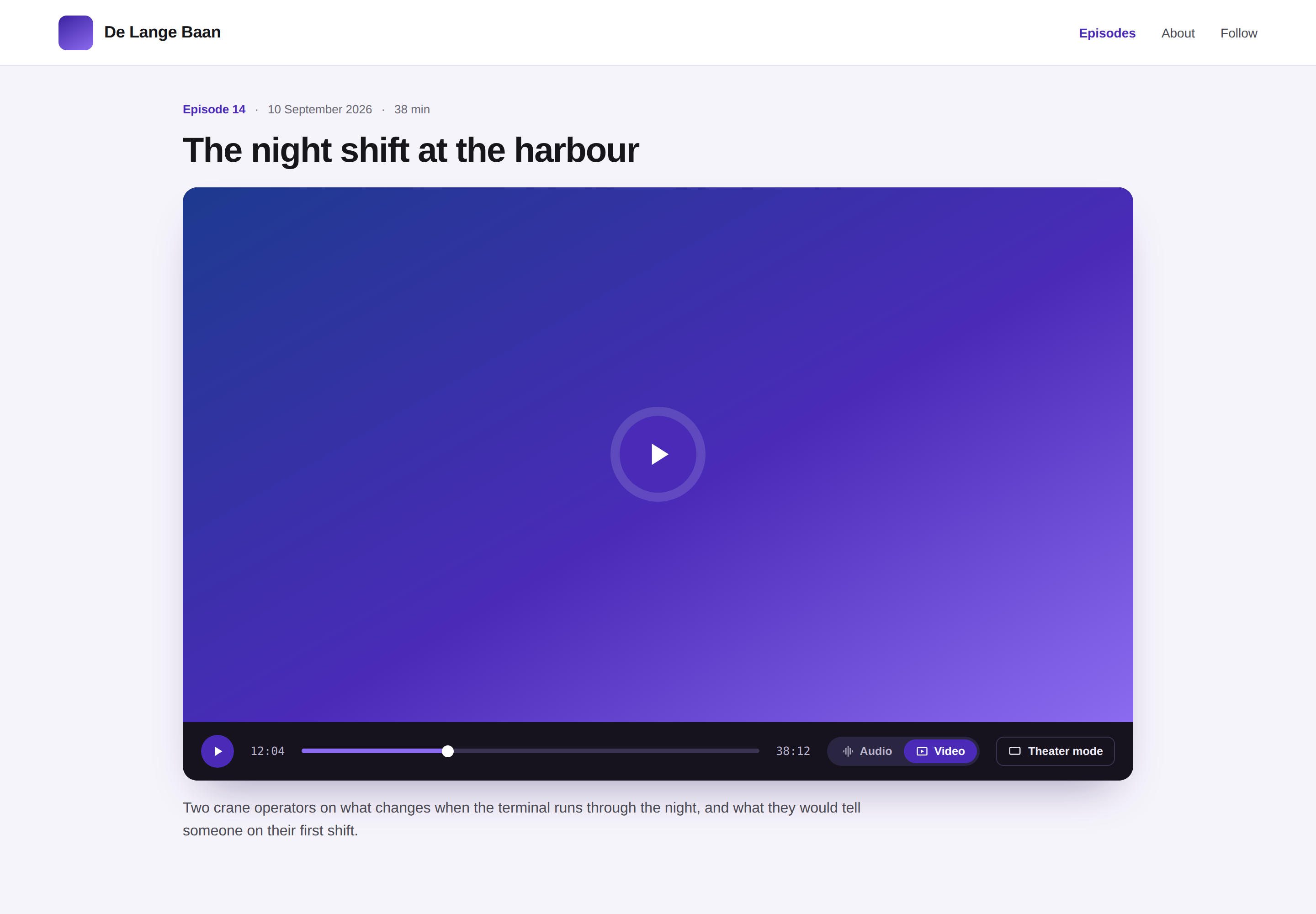 Showets podcast-website med videoen i Springcast-afspilleren: accentfarve fra brandingen og skiftet mellem lyd, video og theater mode