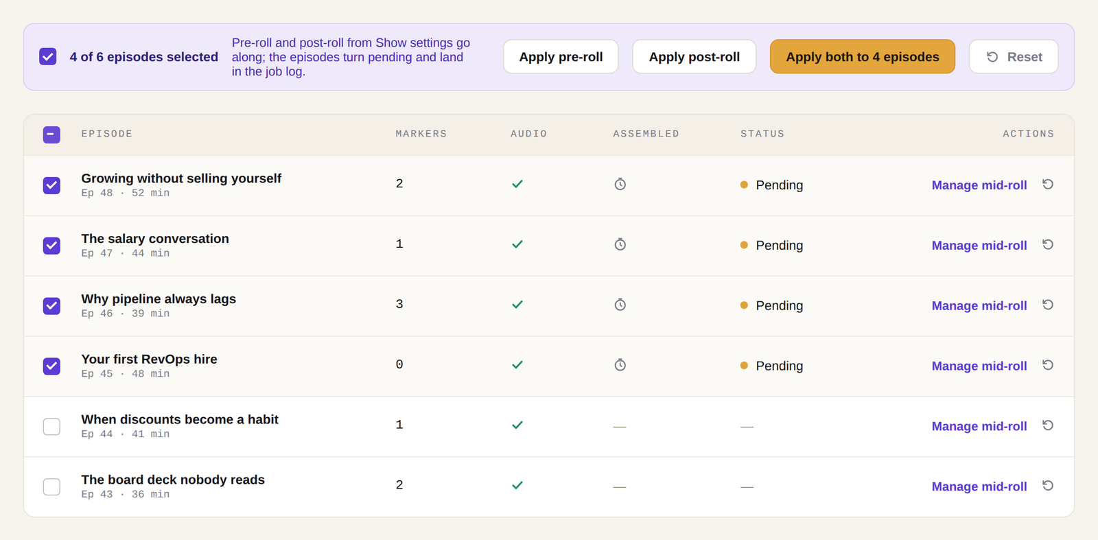 In bulk toepassen vanuit een afleveringenlijst: de balk toont “4 of 6 episodes selected”, met “Apply pre-roll”, “Apply post-roll”, “Apply both to 4 episodes” en “Reset”. Vier van de zes afleveringen staan op “Pending”.