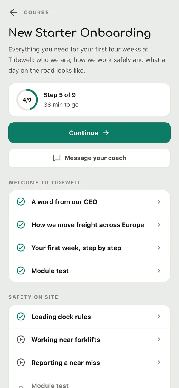De cursus New Starter Onboarding in Springcast Mobile: 4 van 9 stappen afgerond, een knop Continue, een knop Message your coach en de lessen per module, met een vinkje bij afgeronde lessen (voorbeelddata)